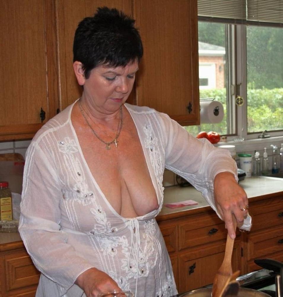 25P Downblouse &amp; Nipple Peeks 260