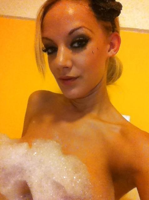 20P Amazing blond self-shot