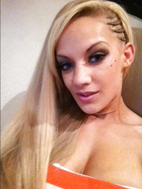20P Amazing blond self-shot