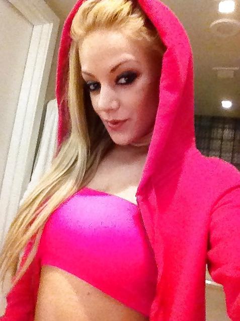 20P Amazing blond self-shot