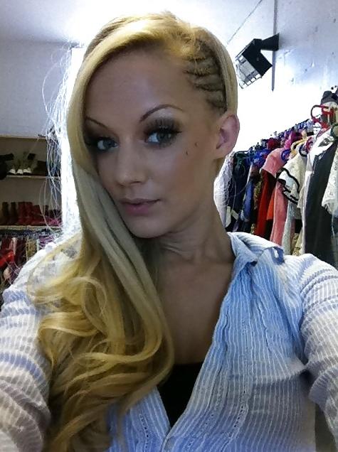 20P Amazing blond self-shot