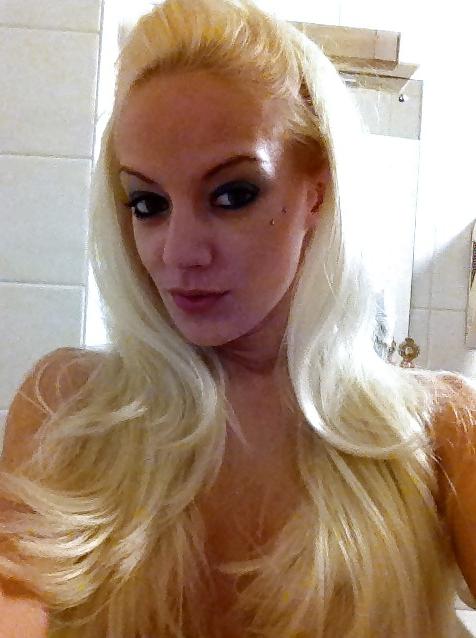 20P Amazing blond self-shot