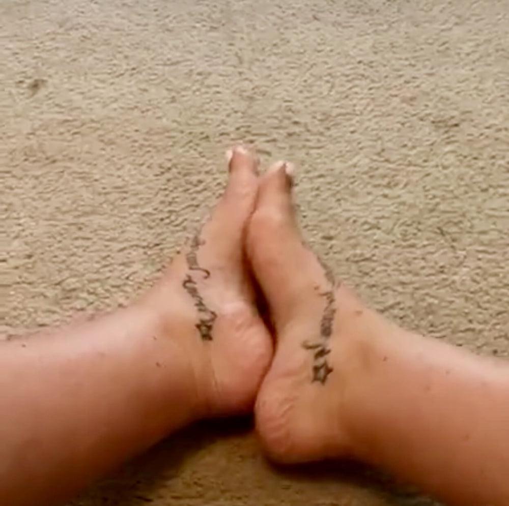 25P MY FLORIDA FOOT GODDESS WITH HER FRECKLES