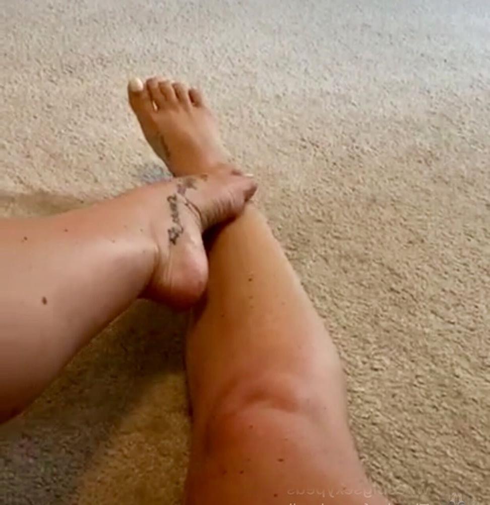 25P MY FLORIDA FOOT GODDESS WITH HER FRECKLES