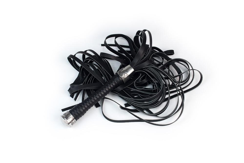 7P Black flogger