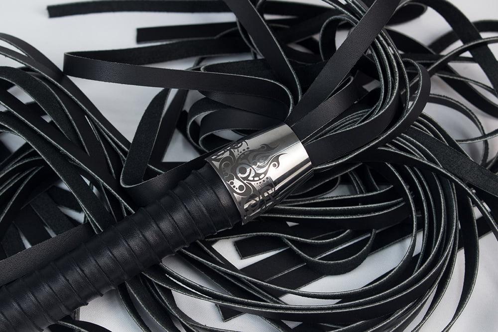 7P Black flogger