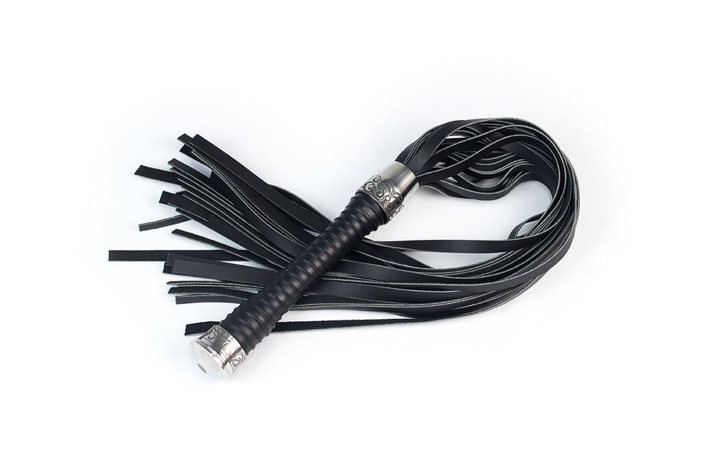 7P Black flogger