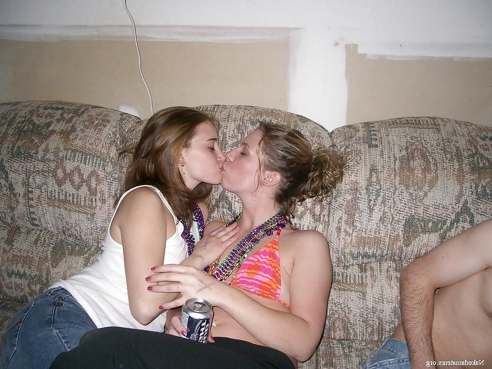 25P Kissing Girls