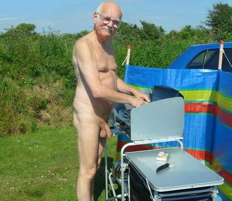 25P 897 naked old man