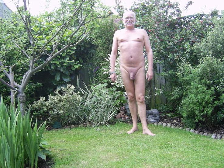 25P 897 naked old man