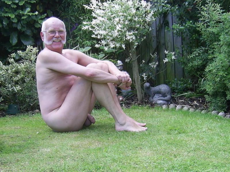 25P 897 naked old man