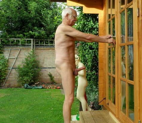 25P 897 naked old man