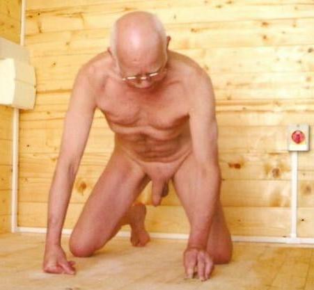 25P 897 naked old man