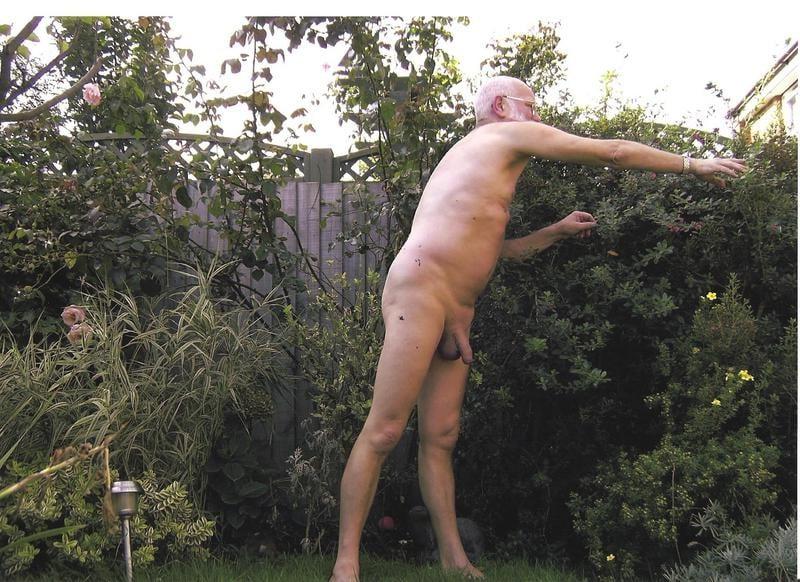 25P 897 naked old man