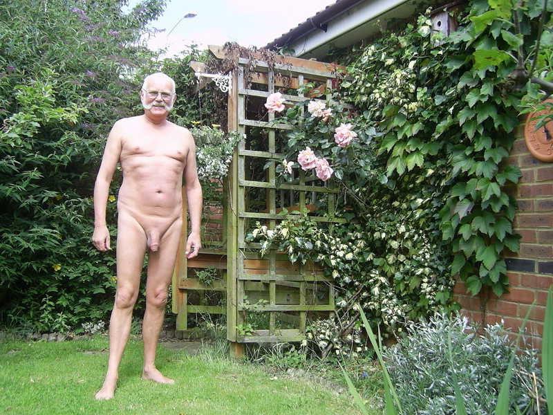 25P 897 naked old man
