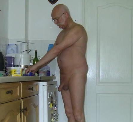 25P 897 naked old man