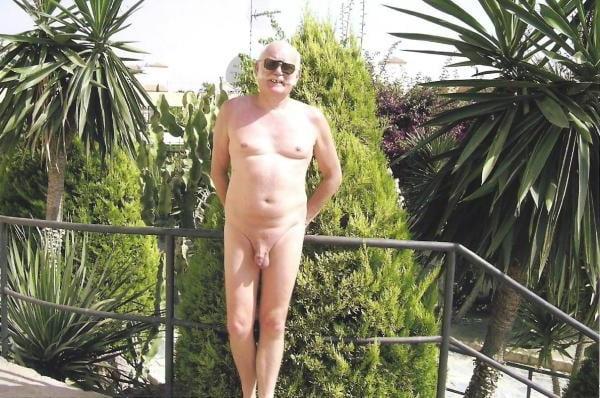 25P 897 naked old man
