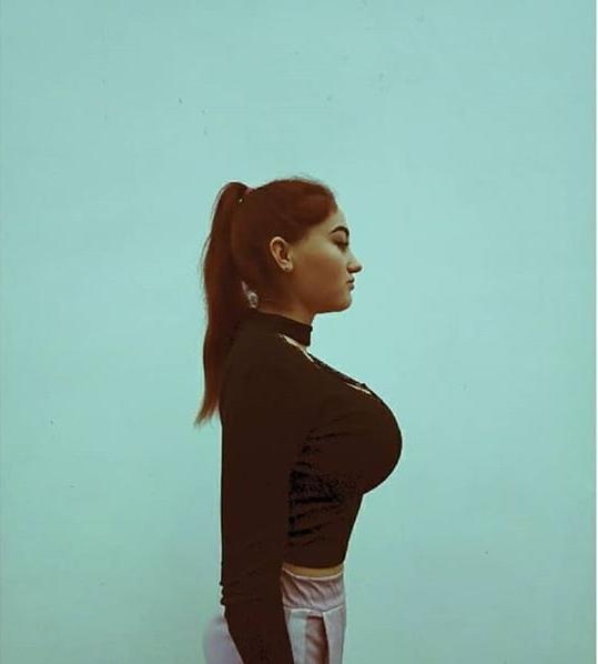 9P Busty Amateur 59