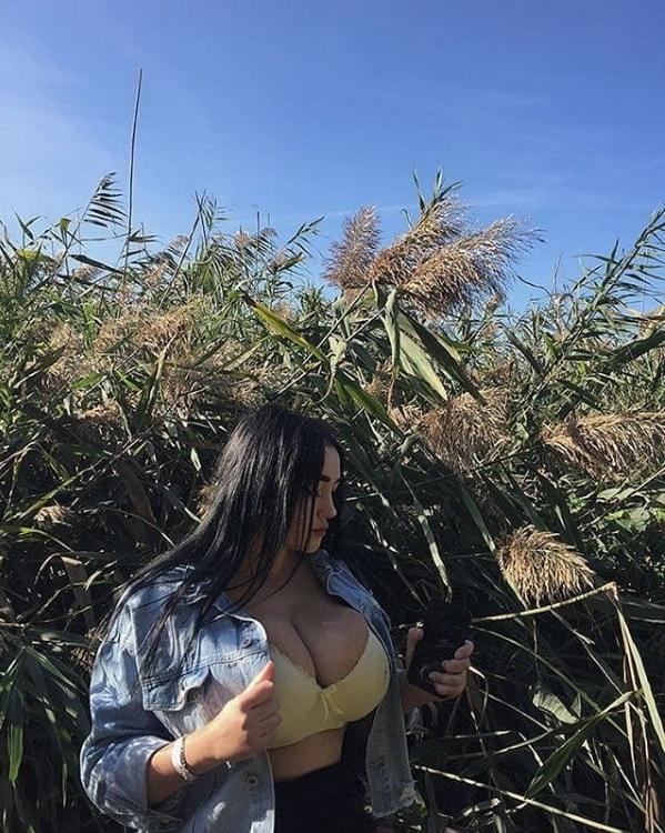 9P Busty Amateur 59