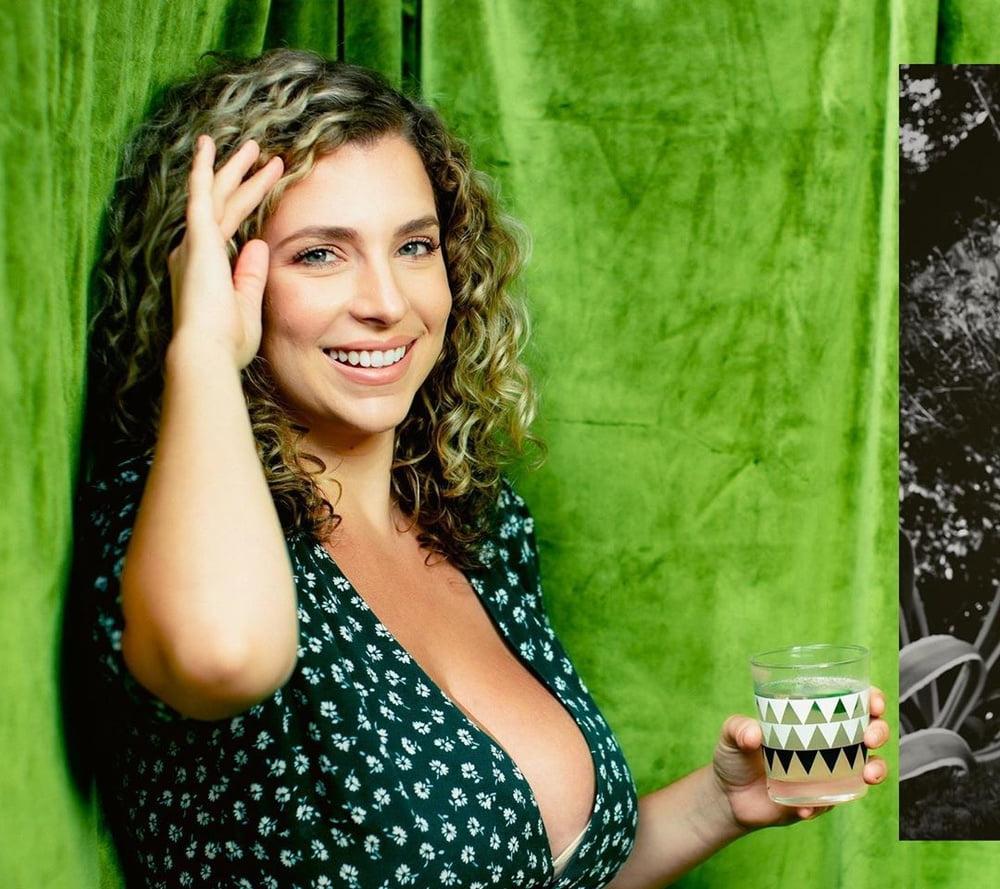 25P Busty Beauty Alex