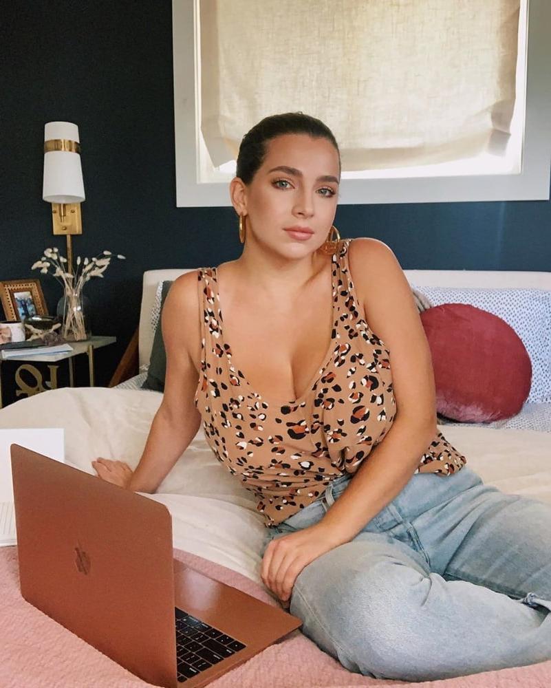 25P Busty Beauty Alex