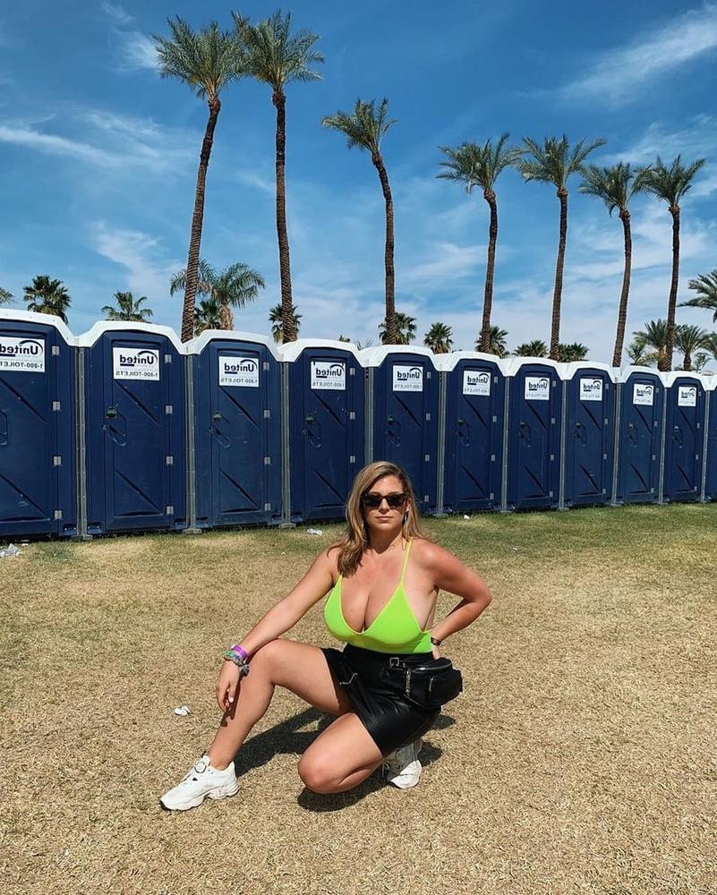 25P Busty Beauty Alex