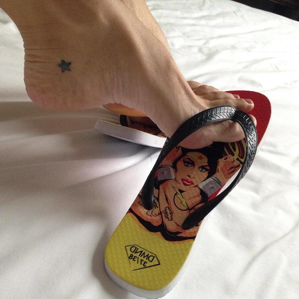 25P Sexy Foot Goddess 186
