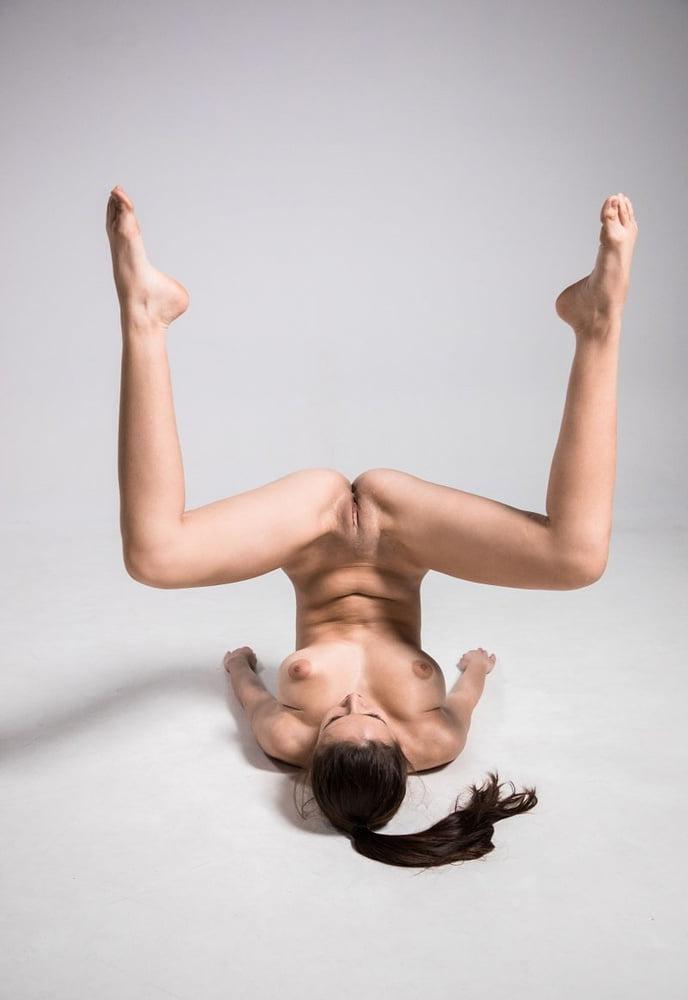 20P Exotic beauty Alisa I spreads her legs