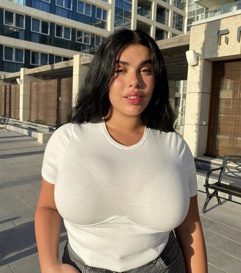 25P Busty Insta Beauty With Massive Boobs