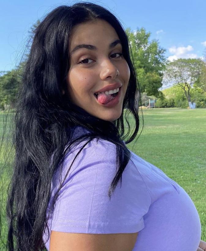 25P Busty Insta Beauty With Massive Boobs