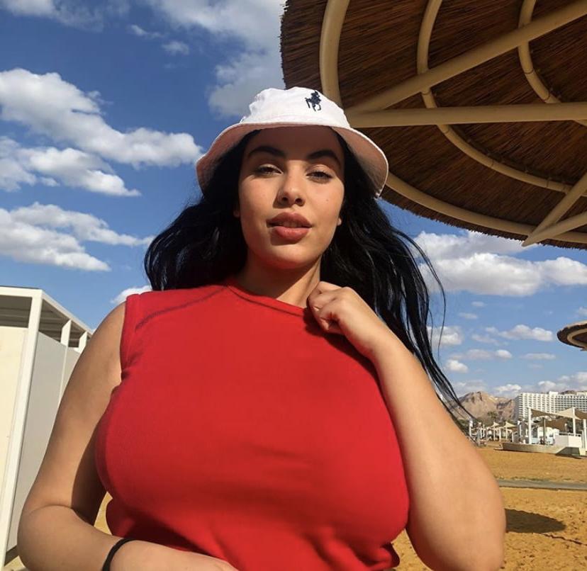 25P Busty Insta Beauty With Massive Boobs