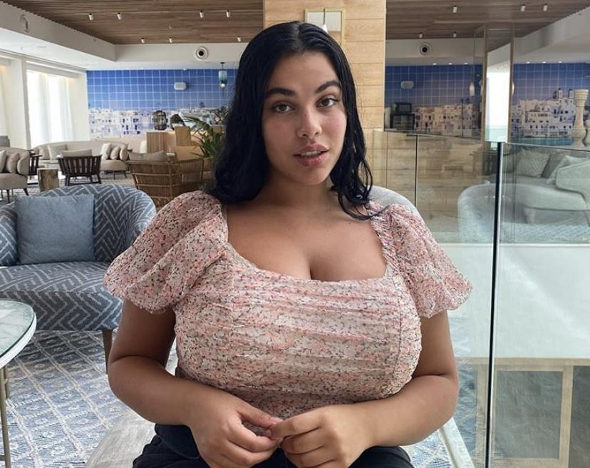 25P Busty Insta Beauty With Massive Boobs
