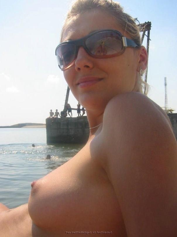 21P Girl on the beach Topless