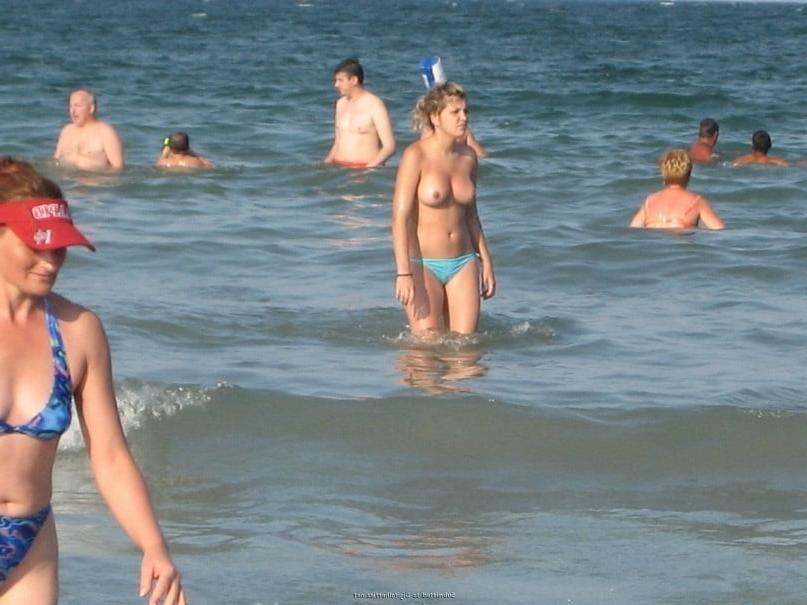 21P Girl on the beach Topless