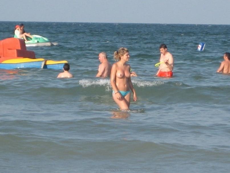 21P Girl on the beach Topless