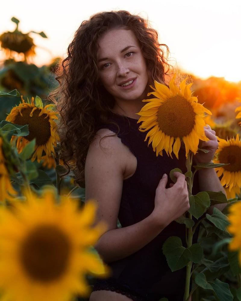 21P Laura Curly Insta Beauty