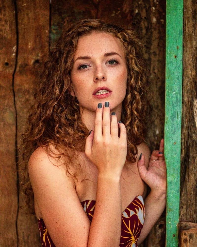 21P Laura Curly Insta Beauty