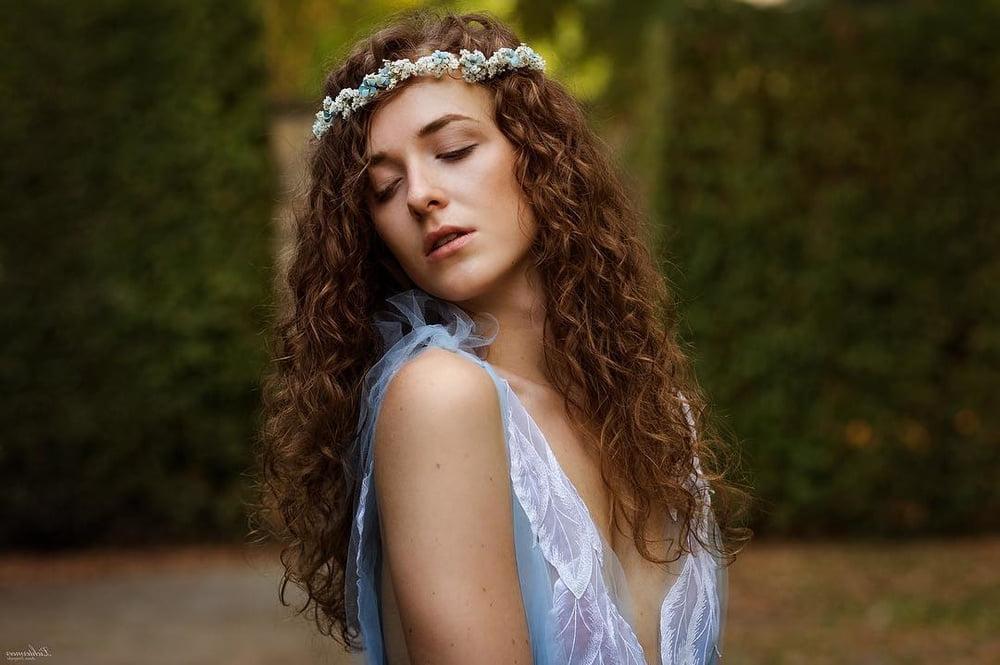 21P Laura Curly Insta Beauty