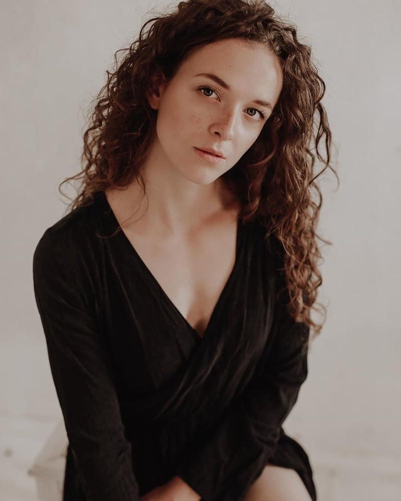 21P Laura Curly Insta Beauty