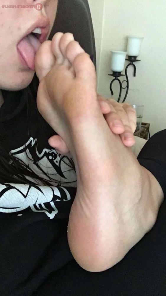 25P Self Foot Worship