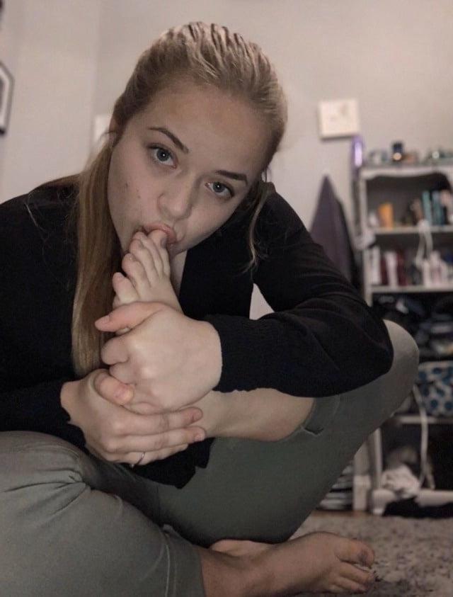 25P Self Foot Worship