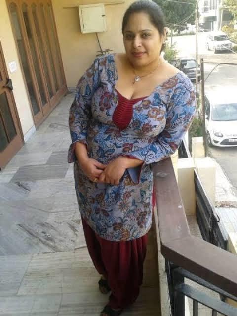 25P Desi Aunty navel show collections