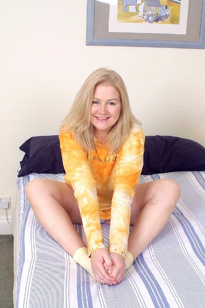 25P Leslie mature beauty