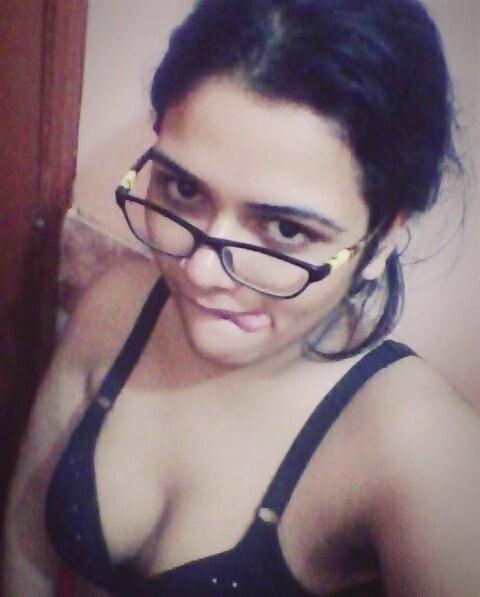 11P desi chasmish girl