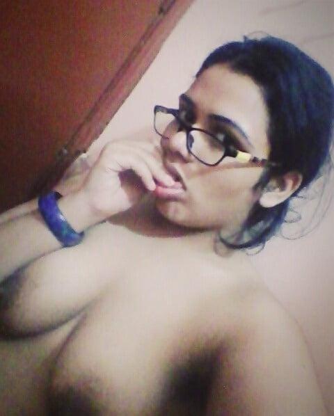 11P desi chasmish girl