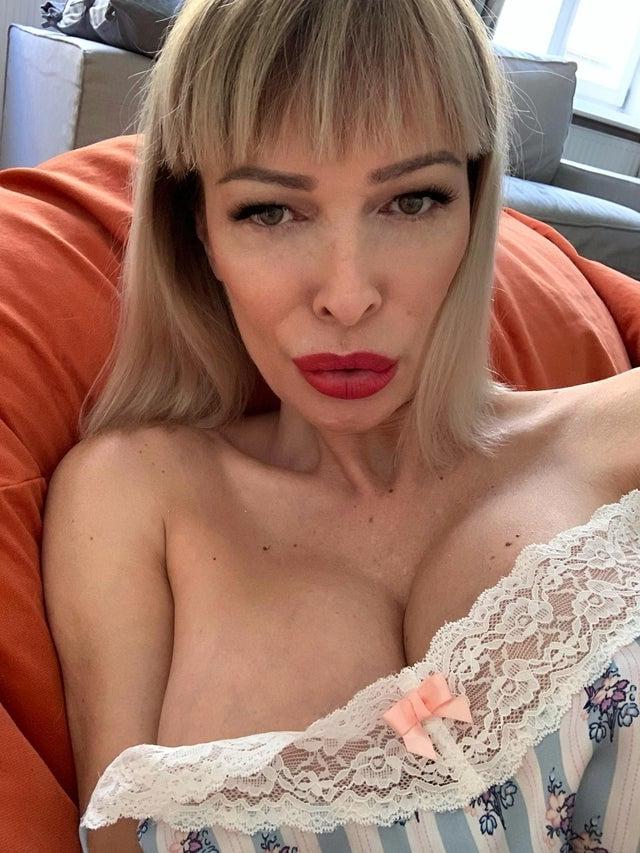 15P I LOVE this Busty MILF!