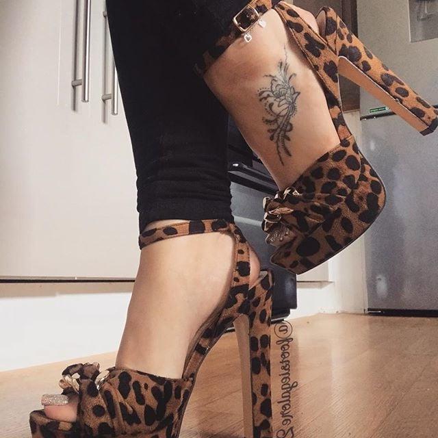 25P Sexy Foot Goddess 144