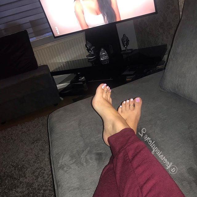 25P Sexy Foot Goddess 144