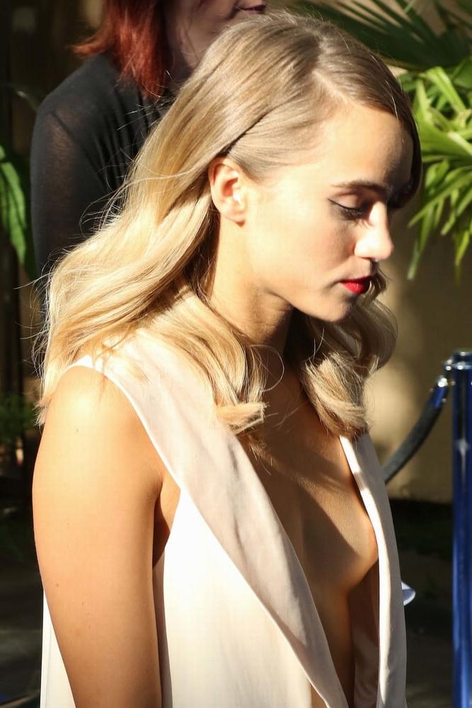 25P Downblouse &amp; Nipple Peeks 253