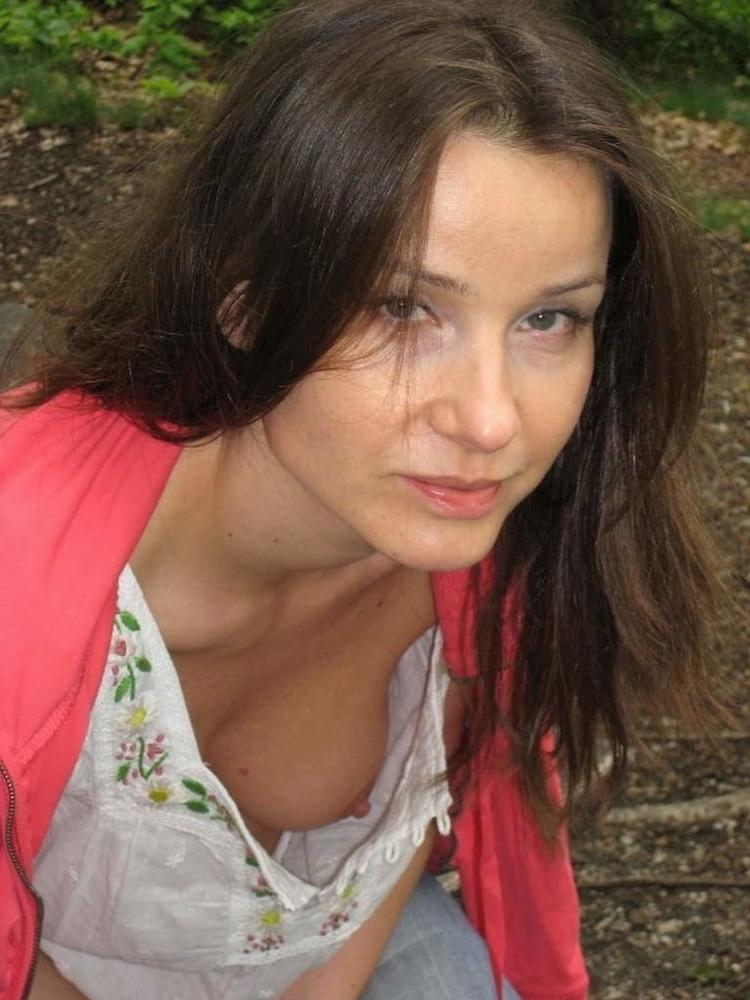 25P Downblouse &amp; Nipple Peeks 253